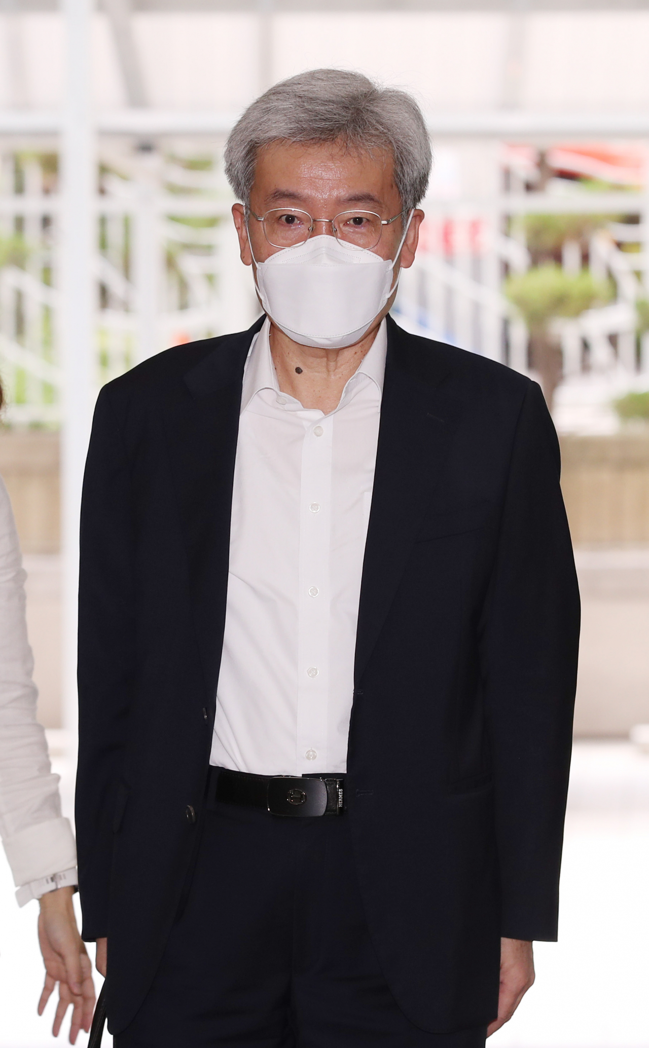 금융위원장으로 내정된 고승범 한국은행 금융통화위원이 6일 오전 인사청문회 준비 사무실이 마련된 서울 예금보험공사로 출근하고 있다. 연합뉴스