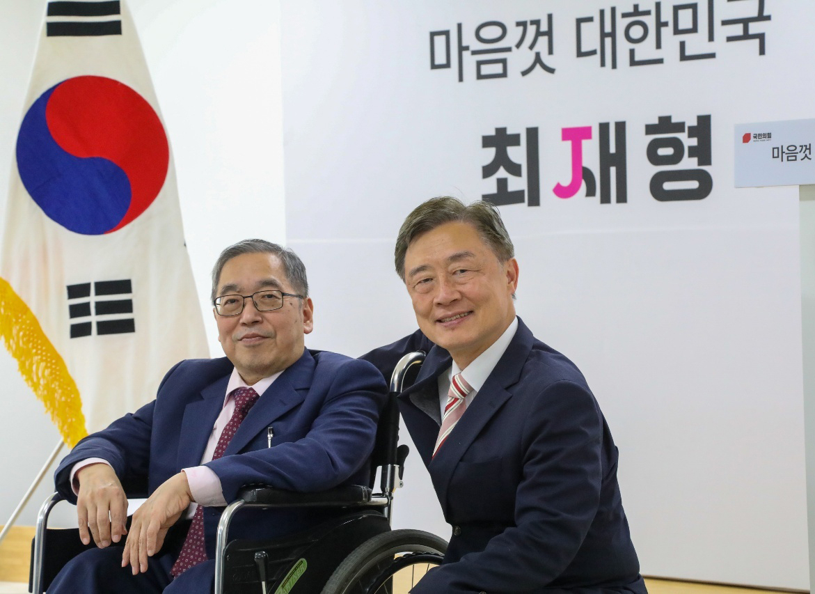 국민의힘 대권 주자인 최재형 전 감사원장(오른쪽)이 후원회장을 맡은 친구 강명훈 변호사와 2일 서울 여의도 선거캠프에서 만나고 있다. [연합]