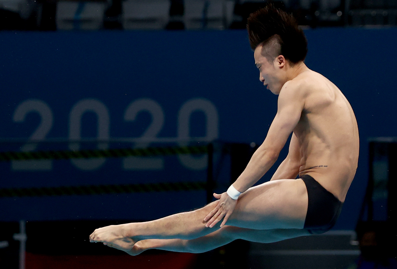 6일 일본 도쿄 아쿠아틱스 센터에서 열린 남자 다이빙 10ｍ 플랫폼 예선. 한국 우하람이 다이빙 연기를 선보이고 있다. 연합뉴스