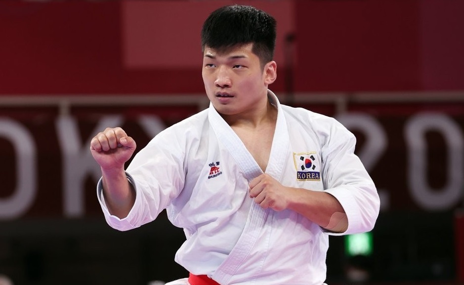Park Hee-jun of South Korea performs during the ranking round for the men's karate kata event at the Tokyo Olympics at Nippon Budokan in Tokyo on Aug. 6, 2021. (Yonhap)