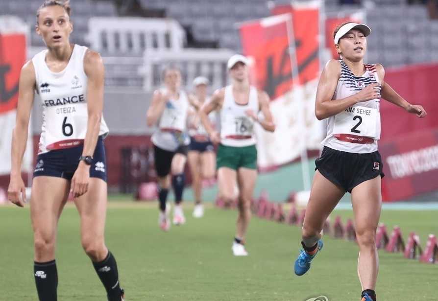 South Korean Kim Se-hee (R) crosses the finish line in the women's modern pentathlon event at the Tokyo Olympics at Tokyo Stadium on Aug. 6, 2021. She ranked 11th overall. (Yonhap)