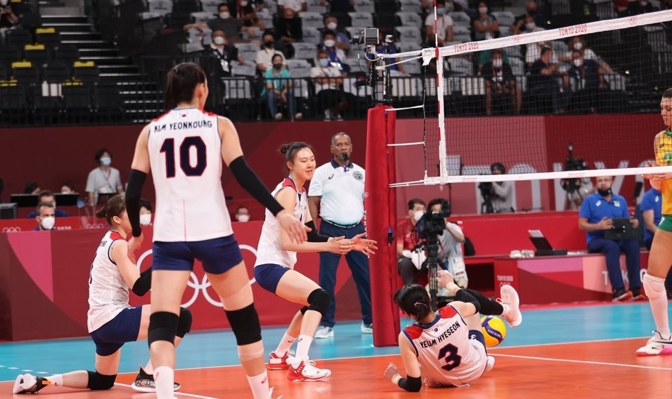 South Korean players react to a lost point against Brazil during the semifinals of the Tokyo Olympic women's volleyball tournament at Ariake Arena in Tokyo on Aug. 6, 2021. (Yonhap)