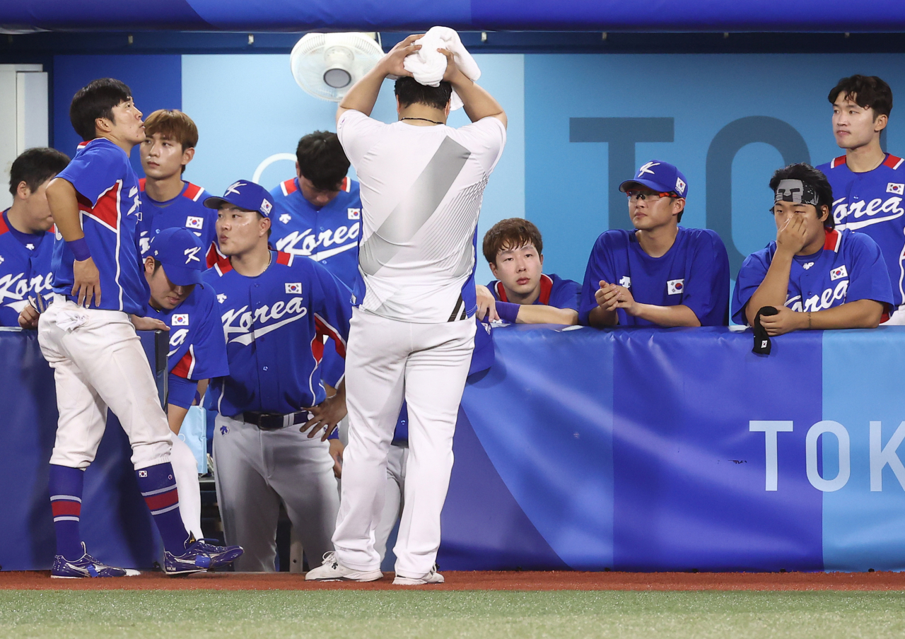 지난 5일 일본 요코하마 스타디움에서 열린 도쿄올림픽 야구 패자 준결승 한국과 미국의 경기. 2대7로 패해 결승 진출이 좌절된 대표팀이 아쉬워하고 있다. [연합]