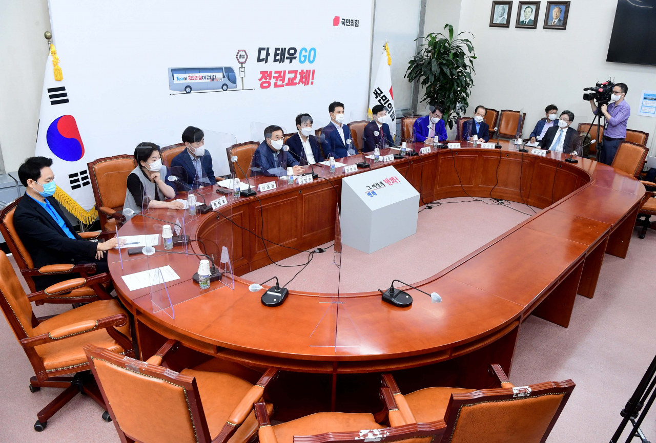 이준석 국민의힘 대표가 5일 서울 여의도 국회에서 열린 국민의힘 제20대 대통령선거 경선 예비후보 전체회의에서 발언하고 있다. 이날 회의에는 이준석 대표와 서병수 경선준비위원장, 김태호, 안상수, 원희룡, 유승민, 윤희숙, 장기표, 장성민, 하태경, 황교안 예비후보가 참석했다. [연합]