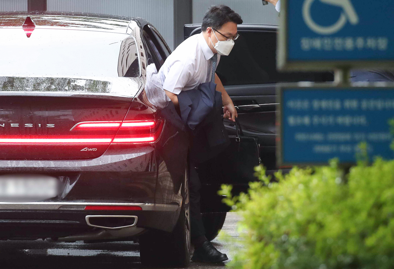 김진욱 고위공직자범죄수사처장이 지난 2일 오전 정부과천청사 공수처로 출근하고 있다. [연합]