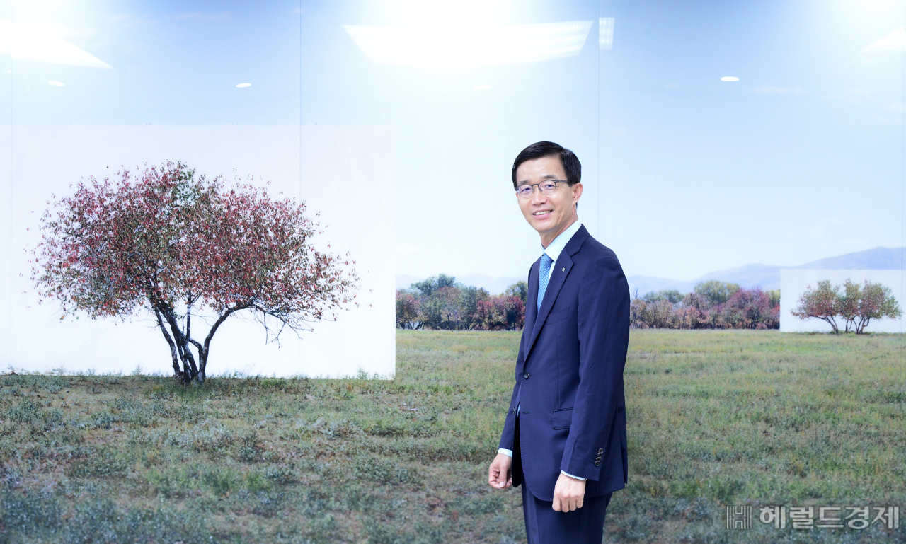 “나무 뒤에 캔버스를 놓아 자연 속 모습을 드러낸 작품의 의미가 우리기업을 세계로 드러내는 수출입은행의 모습과 닮았다” 방문규 한국수출입은행장이 서울 여의도 수출입은행에 영구 전시되고 있는 이명호 사진작가의 작품 ‘나무’ 앞에서 의미를 설명하고 있다. 박해묵 기자