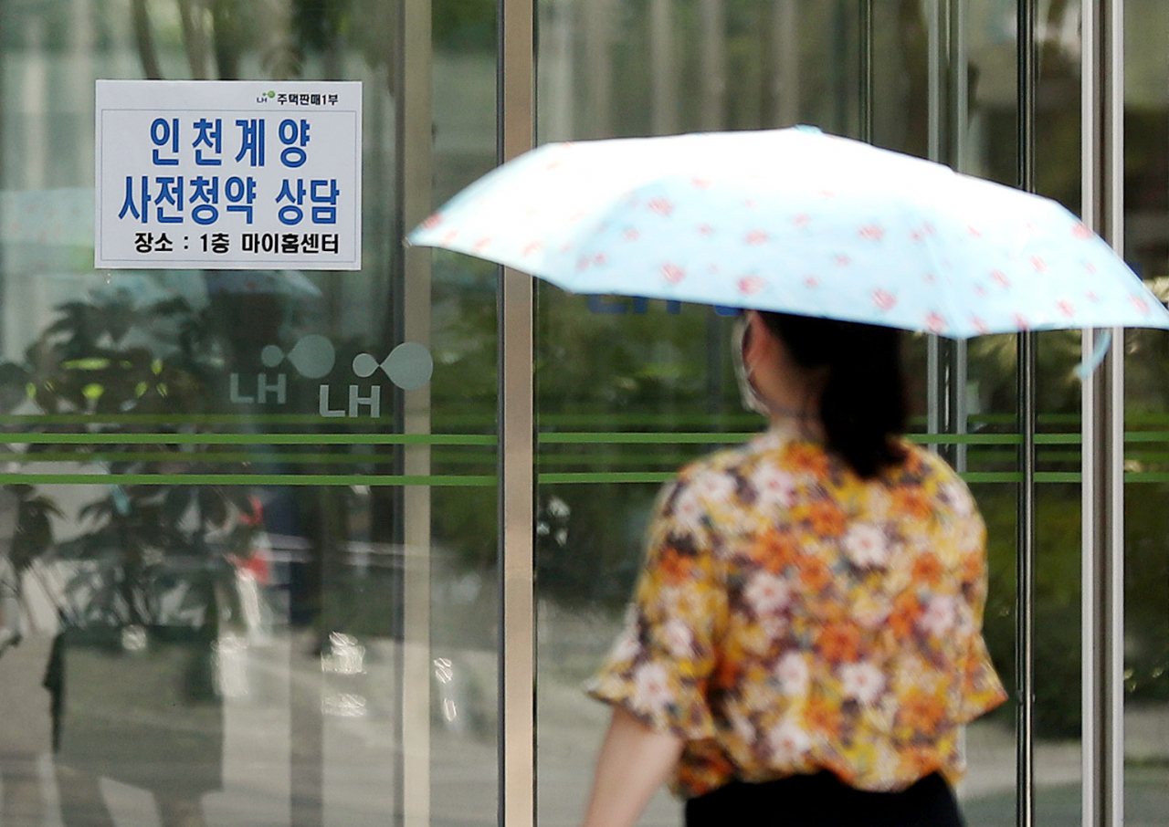 수도권 3기 신도시 사전 청약이 시작된 28일 오전 인천시 남동구 논현동 한국토지주택공사(LH) 인천지역본부 출입문에 인천 계양 신도시 사전 청약 상담소 위치 안내문이 부착돼 있다. 연합뉴스