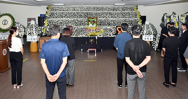 광주 염주종합체육관에 설치된 김홍빈 대장 분향소에서 추모객들이 조문을 하고 있다.