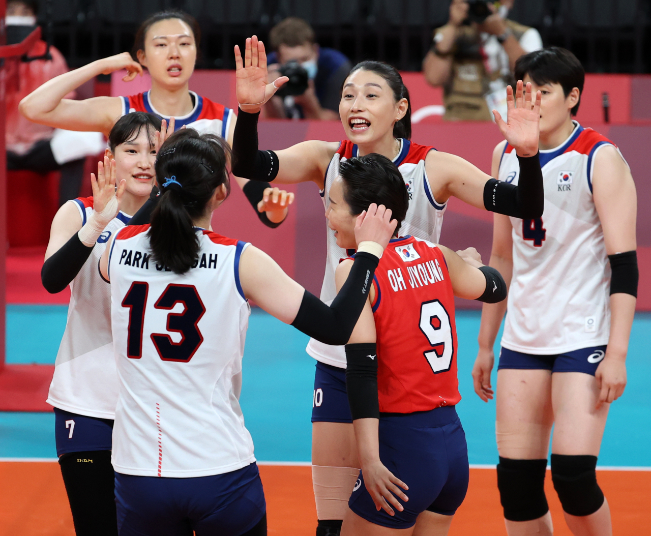 한국 여자배구 대표팀 선수들이 6일 준결승전서 매치포인트로 몰린 상항에서도 서로를 격려하며 끝까지 파이팅 하고 있다. 연합뉴스