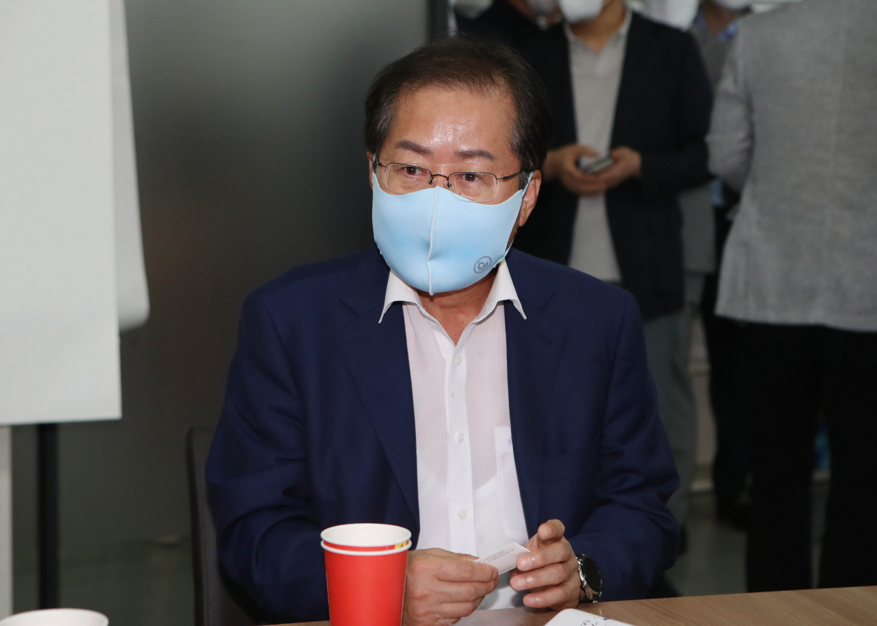 국민의힘 대권주자인 홍준표 의원이 6일 오후 대구경북디자인센터에서 열린 청년4.0포럼에서 특강을 하기에 앞서 포럼관계자들과 얘기를 나누고 있다. [연합]