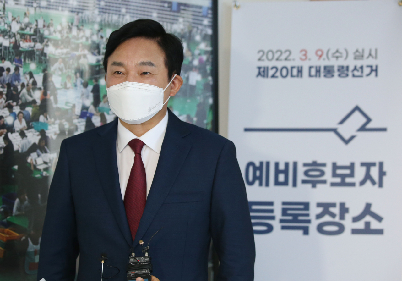 국민의힘 대권 주자인 원희룡 전 제주도지사가 5일 오전 경기도 과천시 중앙선거관리위원회에서 제20대 대통령선거 예비후보 등록을 마친 뒤 소감을 밝히고 있다. [연합]