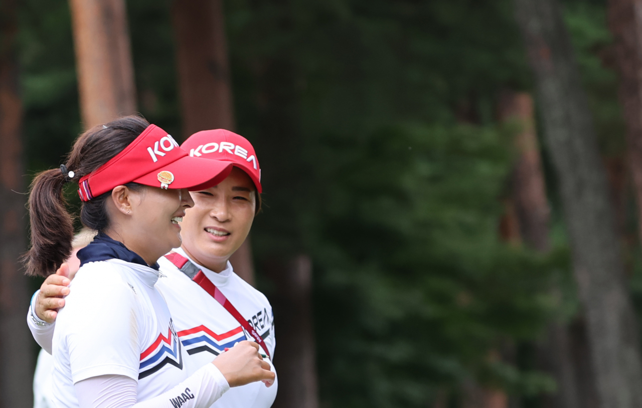 박세리 감독이 7일 도쿄올림픽 여자골프 마지막 4라운드를 마친 고진영을 격려하고 있다. [연합]