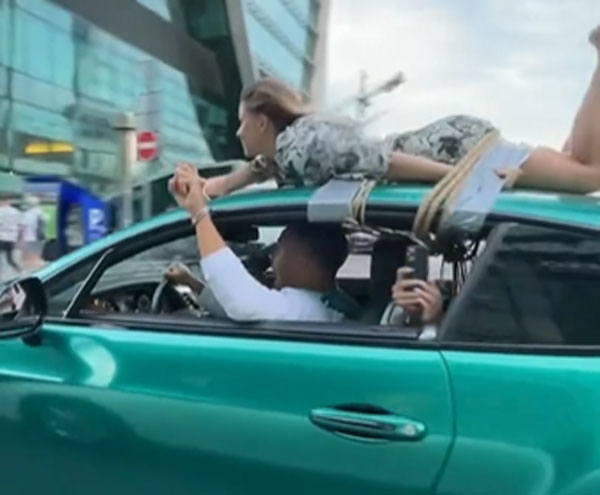 러시아 유명 인플루언서가 여자친구를 차에 매달고 질주하는 모습. [세르게이 코센코 인스타그램 캡처]