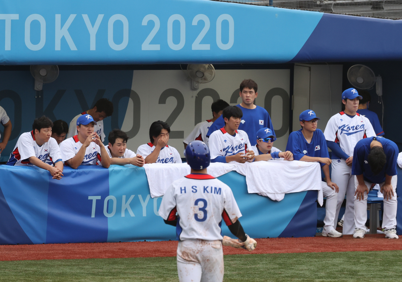 7일 일본 요코하마 스타디움에서 열린 도쿄올림픽 야구 도미니카공화국과의 동메달 결정전이 한국의 6대10 패배로 끝났다. 동메달 획득이 좌절된 한국 선수들이 아쉬워하고 있다. [연합]