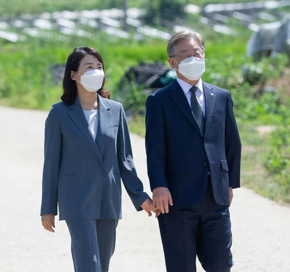 두손잡고 장인어른 고향방문한 이재명 경기지사와 아내 김혜경씨[이재명 페북 캡처]