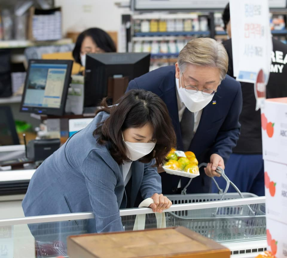 마트에서 함께 장보는 이재명 부부[이재명 페북 캡처]