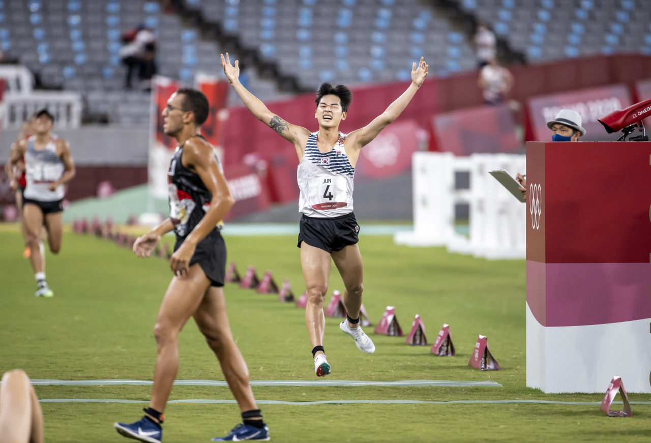 7일 일본 도쿄스타디움에서 열린 도쿄올림픽 남자 근대5종 레이저런 경기에서 한국 정웅태가 동메달을 획득하고 있다. 연합뉴스