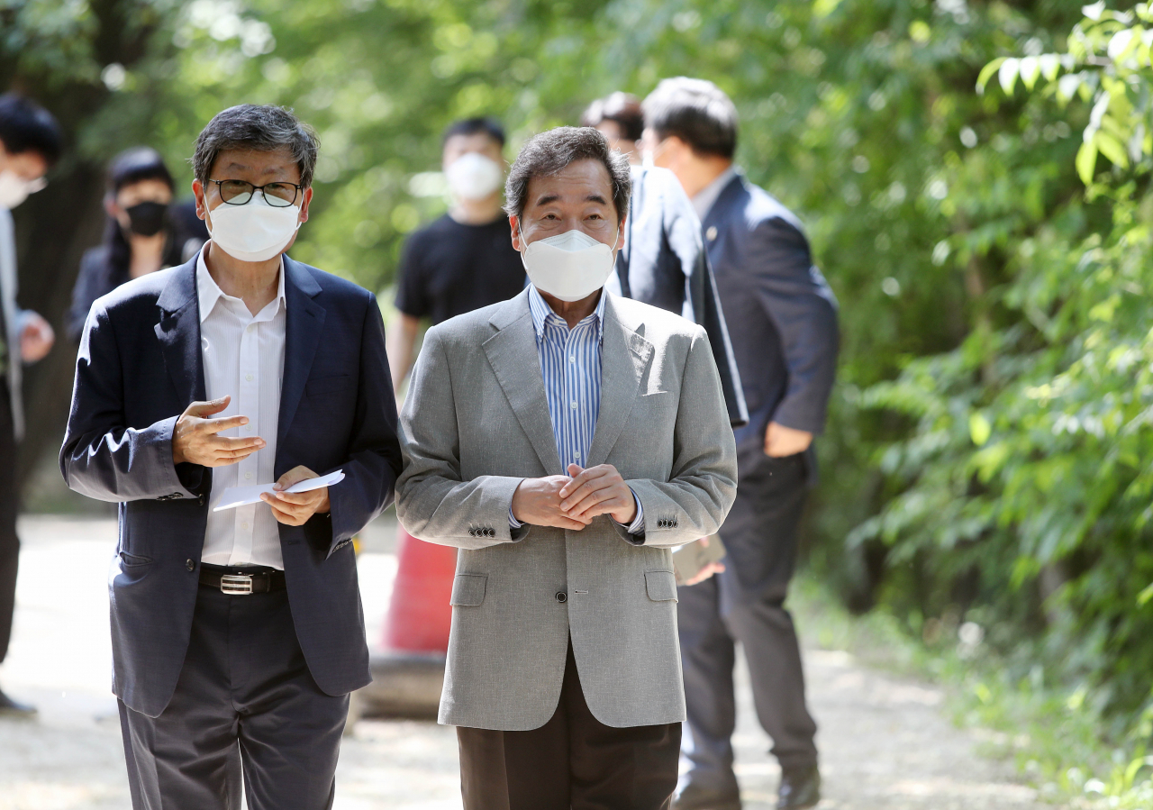 더불어민주당 대권주자인 이낙연 전 대표가 7일 경북 경주시 안강읍 옥산서원에 도착하고 있다. [연합]