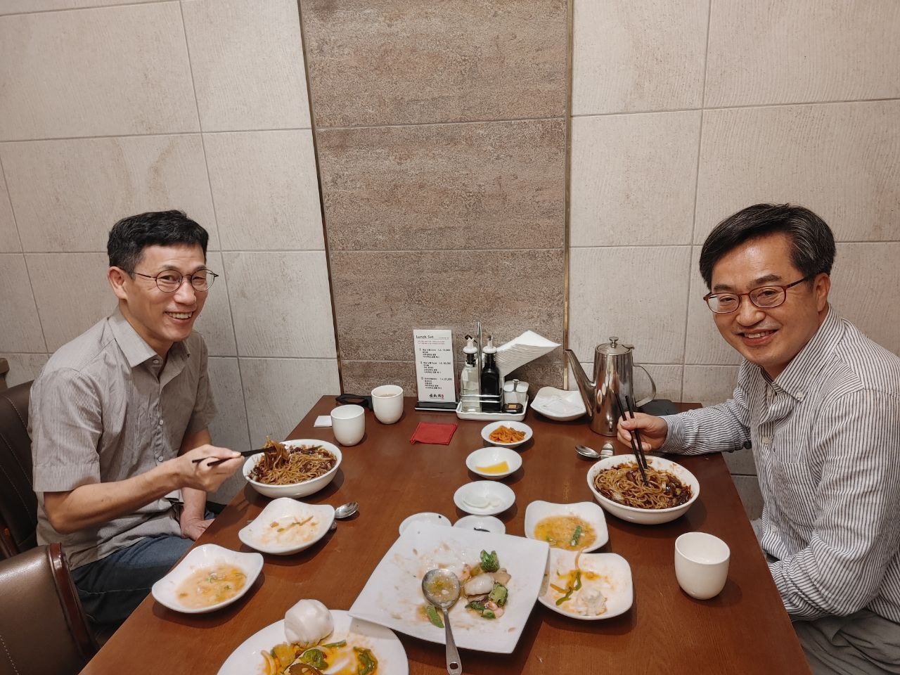 잠재적 대권주자로 거론되는 김동연 전 경제부총리가 7일 한 중식당에서 진중권 전 동양대 교수와 만난 사진을 공개했다. 김동연 전 총리 SNS 캡처.