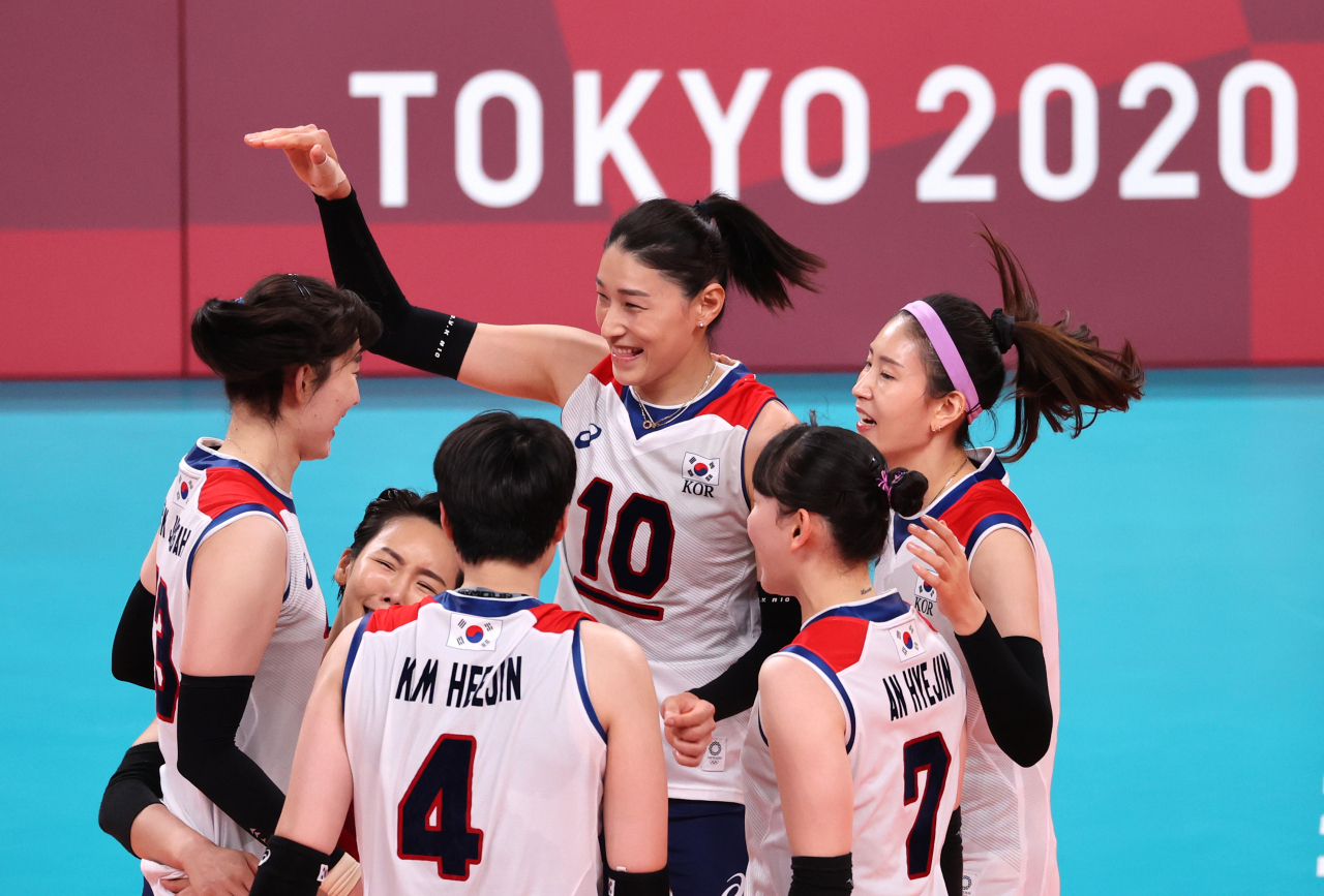 김연경 등 한국 여자배구 대표팀 선수들이 8일 일본 도쿄 아리아케 아레나에서 열린 도쿄올림픽 여자배구 세르비아와의 동메달 결정전서 득점 후 환호하고 있다. [연합]