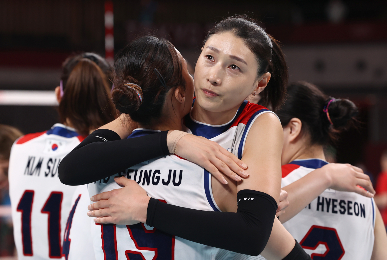 김연경이 8일 열린 도쿄올림픽 여자배구 세르비아와의 동메달 결정전서 패한 뒤 선수들을 위로하며 눈물을 글썽이고 있다. [연합]