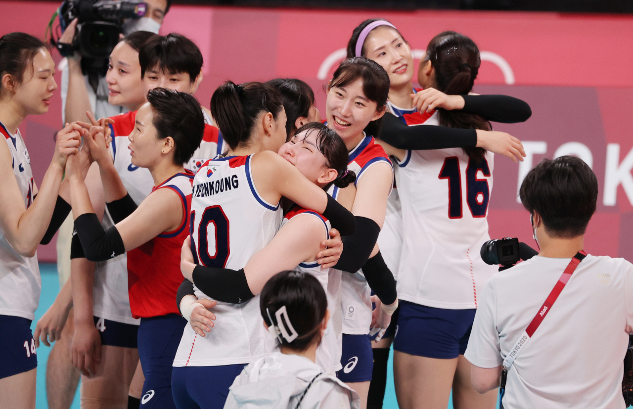 8일 일본 도쿄 아리아케 아레나에서 열린 도쿄올림픽 여자배구 세르비아와의 동메달 결정전서 4위로 올림피을 마친 한 한국 선수들이 아쉬워하며 서로를 격려하고 있다. [연합]