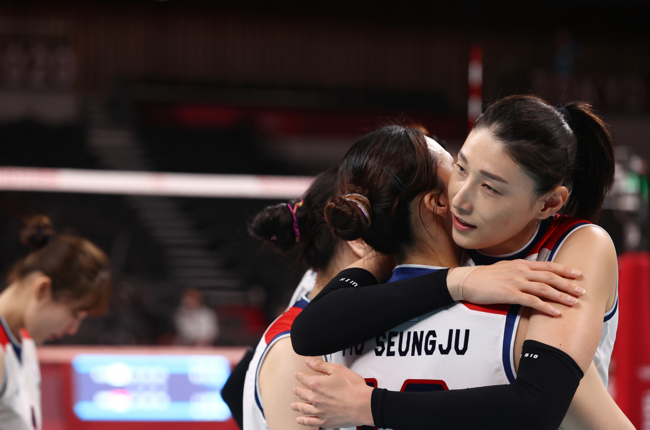 경기를 마친 한국 김연경이 동료 선수들을 위로하고 있다. [연합]