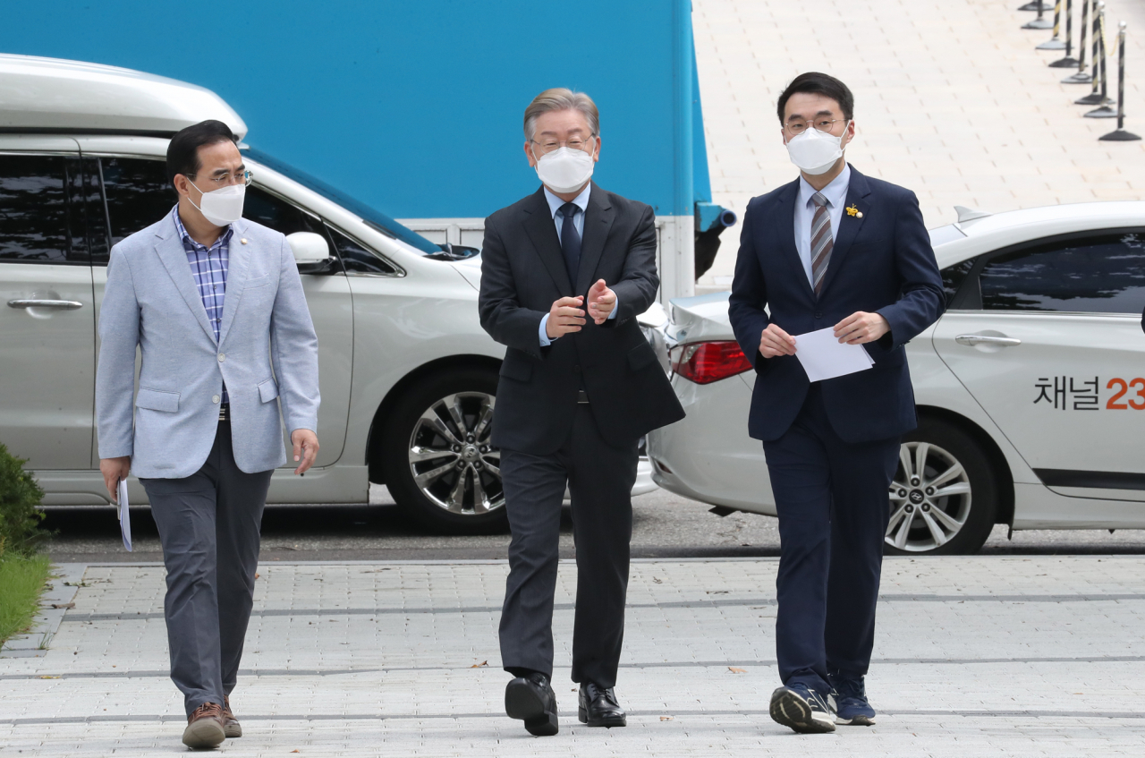 더불어민주당 대선 예비후보인 이재명 경기도지사가 8일 오전 서울 여의도 국회에서 열린 네거티브 공방 중단 기자회견에 참석하기 위해 박홍근 캠프 비서실장(왼쪽), 김남국 의원과 소통관으로 향하고 있다. [연합]