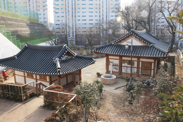 여수시 웅천동 아파트단지 사이에 복원된 이 충무공 어머니가 사셨던 곳이 전남도 문화재로 지정됐다. [여수시 제공]