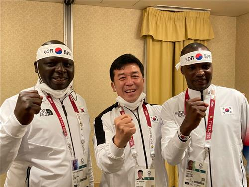 한국 육상 마라톤 대표팀이 결전지 삿포로에서 지난 6일 출정식을 열었다. 왼쪽부터 무타이 코치, 김재룡 감독, 오주한. [연합]