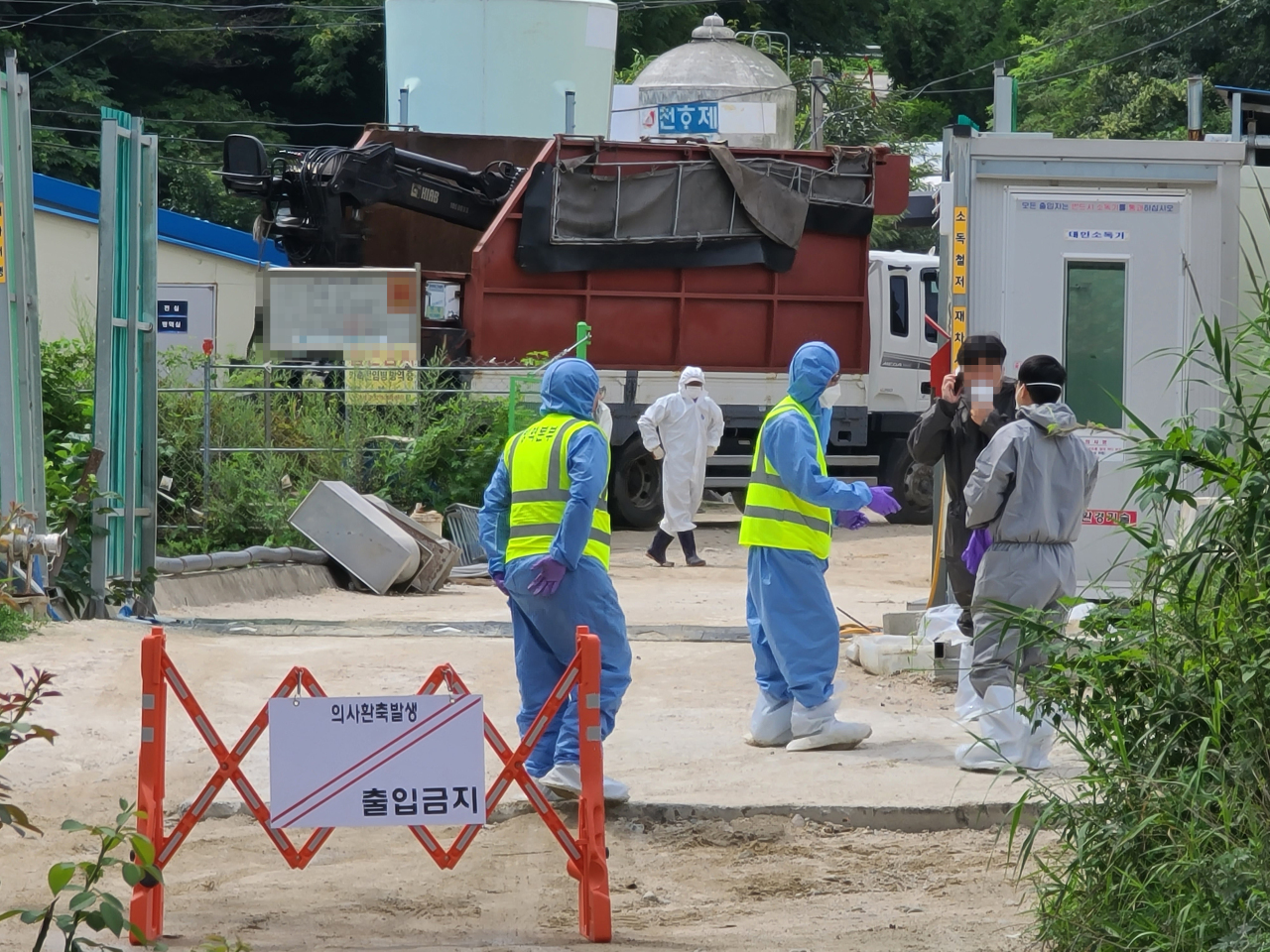 Disinfection officials at work Sunday after an African swine fever case was discovered in Goseong-gun, Gangwon Province. (Yonhap)