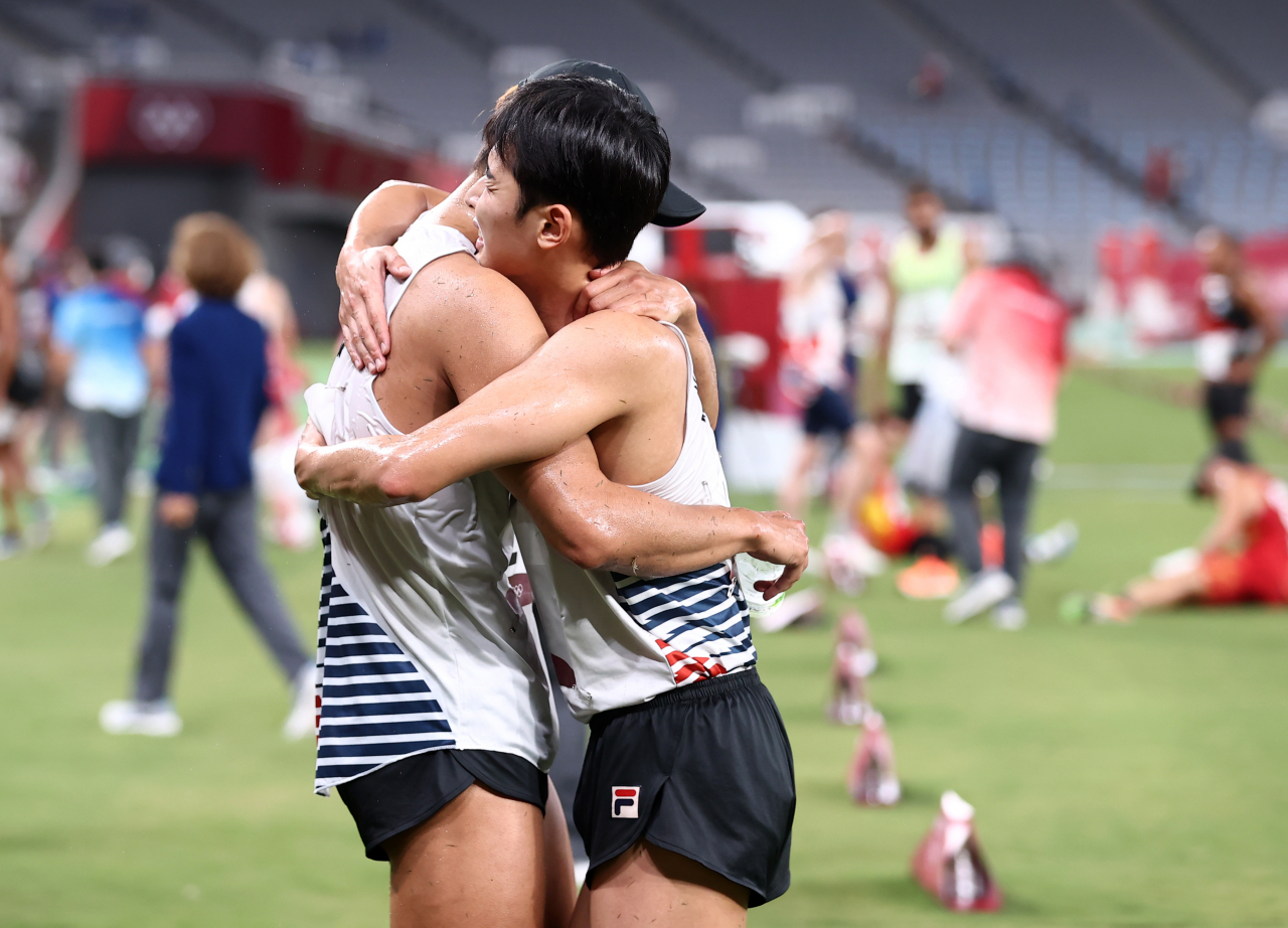 지난 7일 일본 도쿄스타디움에서 열린 도쿄올림픽 남자 근대5종 레이저런 경기에서 한국 전웅태와 정진화가 결승선을 통과한 후 포옹하고 있다. [연합]