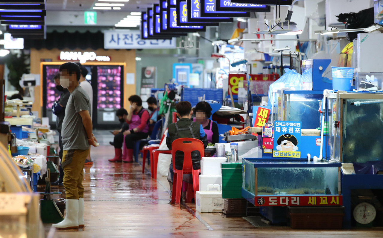 서울 동작구 노량진수산시장에서 3개월여 만에 코로나19 집단감염이 또 발생했다. 지난 7일 서울시 자료에 따르면 이 시장 종사자 1명이 3일 확진된 후 시장 상인과 가족 등 10명이 5일까지 추가로 양성 판정을 받았다. 이어 6일에는 추가 확진자가 12명 나왔다. 서울시는 시장 전체 방역소독을 완료하고 시장 종사자 전원에게 검사를 받도록 했다. 사진은 8일 오후 노량진수산시장의 모습. 연합뉴스