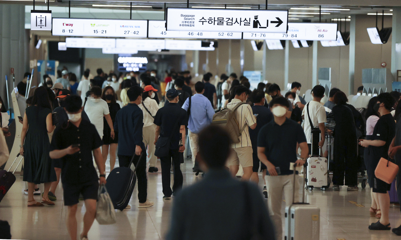 코로나19 확진자 증가로 인해 수도권 거리두기 4단계가 적용중인 8일 오전 서울 김포공항 국내선 청사가 항공편을 이용해 지방으로 여행하려는 이용객으로 분주한 모습이다. [연합]