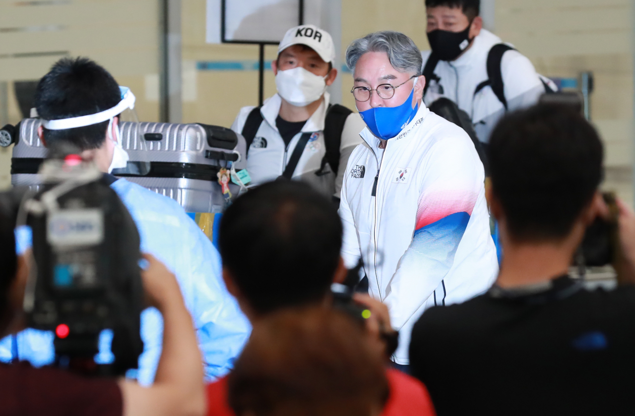 도쿄올림픽에 출전한 야구대표팀 김경문 감독이 8일 오후 인천국제공항 제2여객터미널을 통해 귀국하고 있다. 연합뉴스