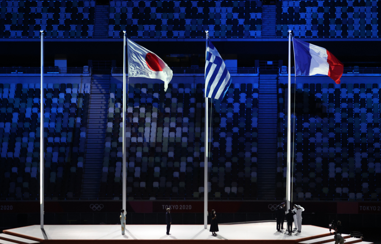 2024년 하계 올림픽 개최지인 파리의 프랑스 국기(오른쪽 부터), 올림픽 발상지인 그리스 국기, 2020올림픽 개최지인 일본의 일장기가 함께 펄럭이고 있다. 연합뉴스