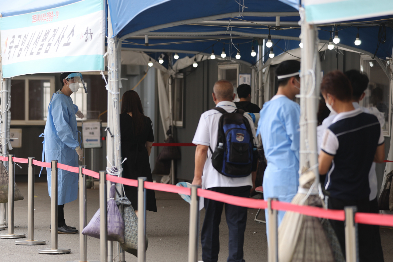 신종 코로나바이러스 감염증(코로나19) 신규확진자가 1700명대를 기록한 8일 오전 서울역에 마련된 코로나19 임시선별검사소에서 피검자들이 줄을 서 있다. 연합뉴스