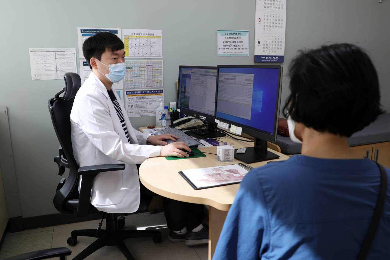 간암은 고위험군(B형간염, C형간염, 특히 간경화가 발생한 환자)에서 정기적인 검사를 받았는지 여부에 따라 조기진단 및 근치적 치료 가능한지가 아닌 경우와 극명하게 차이가 나는 것으로 알려져 정기적인 검진이 매우 중요합니다.