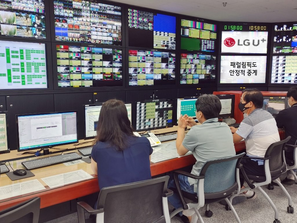 LG유플러스는 일본에서 열린 올림픽 기간동안 ‘국제방송중계망’을 단독으로 제공하고, 오는 24일부터 열릴 패럴림픽에도 국내 지상파방송사의 중계방송을 지원한다고 9일 밝혔다. 사진은 안양방송센터에서 올림픽 기간 중 LG유플러스의 직원들이 방송중계서비스를 지원하고 있는 모습. [LG유플러스 제공]