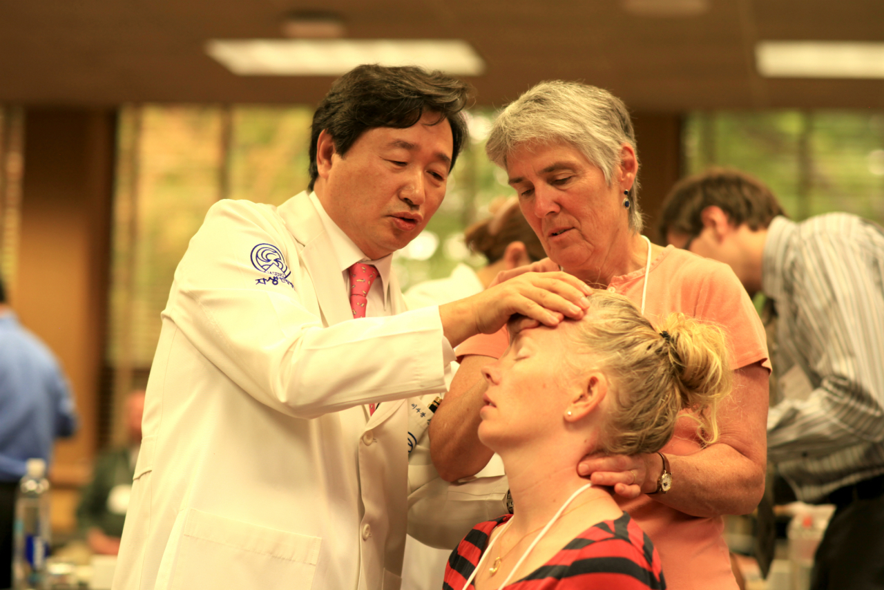 [사진설명] 자생의료재단 신준식 명예이사장이 미국 의료진들에게 보수교육을 진행하는 모습