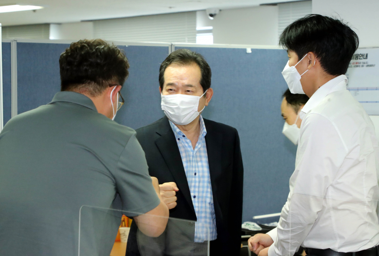 더불어민주당 정세균 대선 경선 후보가 지난 6일 오전 서울 여의도 용산빌딩에서 열린 '스타트업기업인들과의 대화'에서 참석자들과 인사를 하고 있다. [연합]