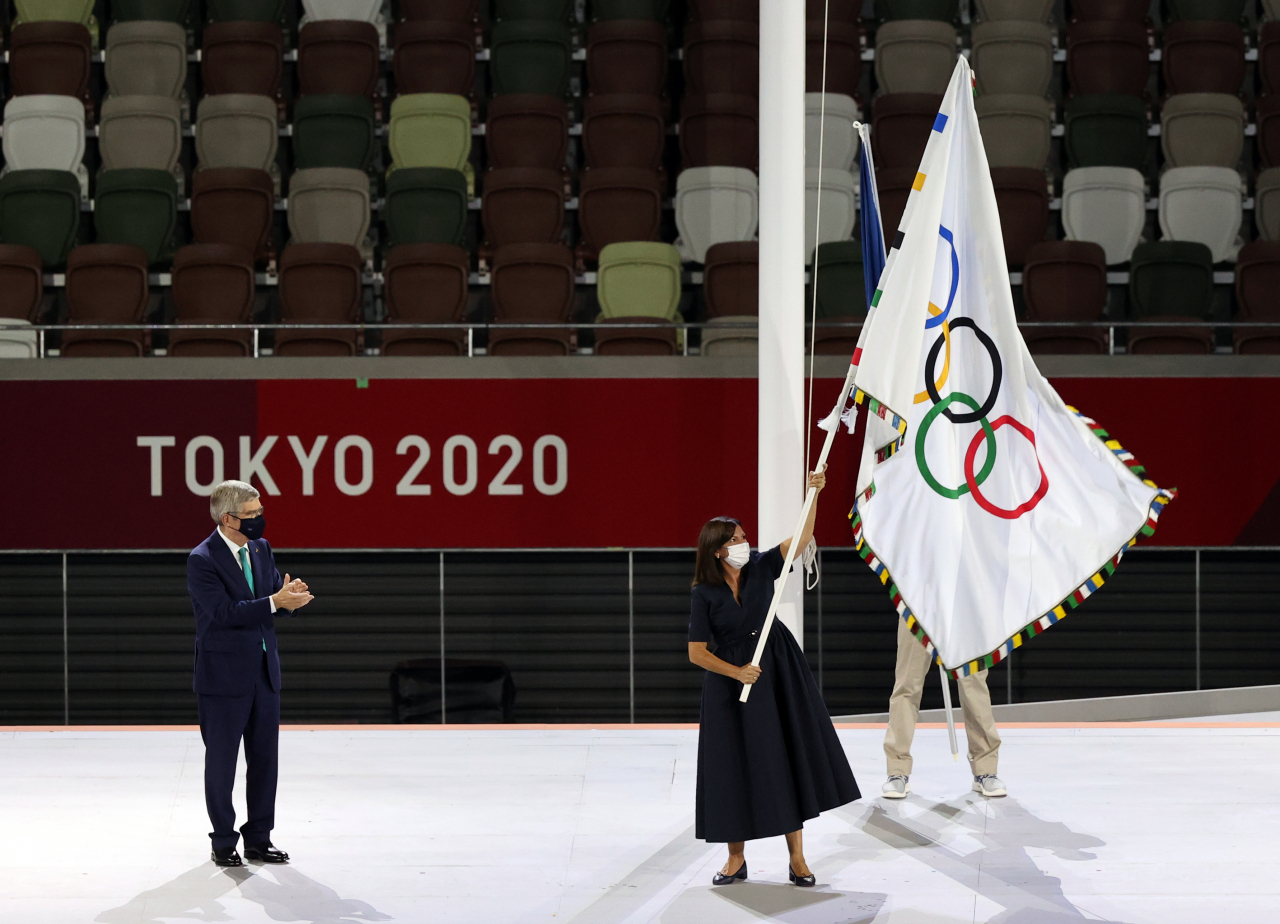 '3년 뒤 파리에서 만나요.' 8일 도쿄 신주쿠 국립경기장에서 열린 2020 도쿄올림픽 폐회식에서 2024년 하계 올림픽 개최지인 프랑스 파리의 안 이달고 파리 시장이 오륜기를 흔들고 있다. [연합]