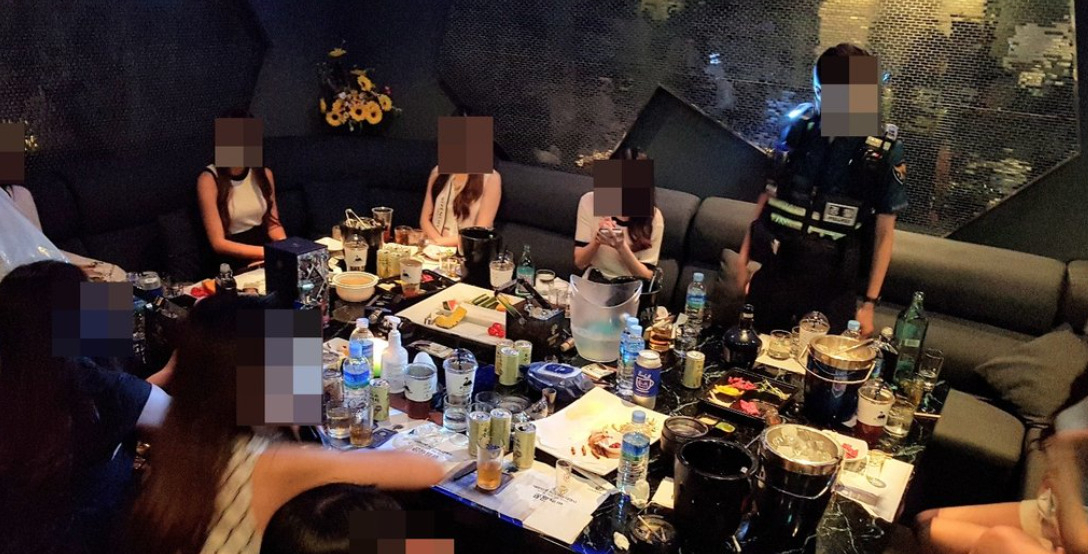 지난달 21일 오후 경찰이 서울 서초구 서초동의 한 불법 영업 유흥주점에서 감염병예방법 위반 혐의를 받는 사람들을 현장 적발하는 모습. [연합]