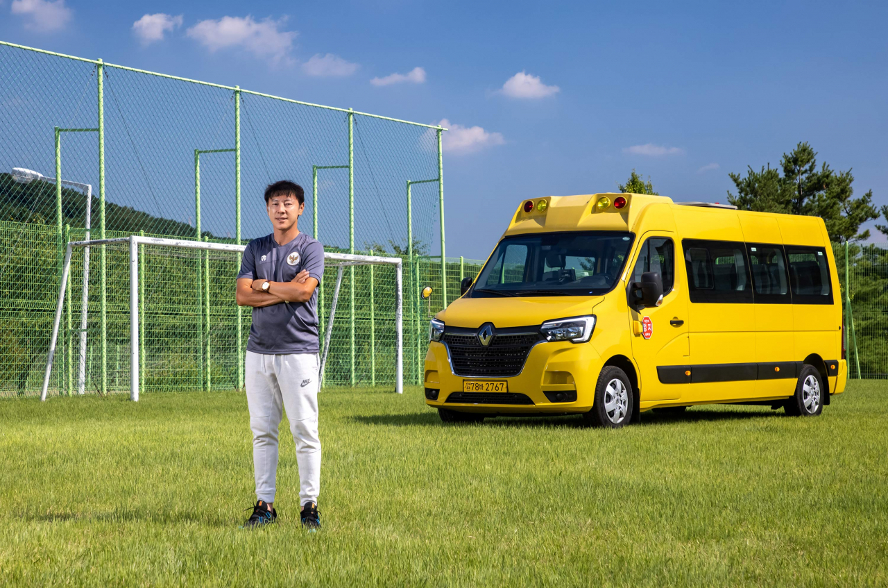 르노삼성차가 판매 중인 중형 상용차 ‘르노 마스터(MASTER)’의 홍보대사로 신태용 축구감독을 선정했다. [르노삼성차 제공]