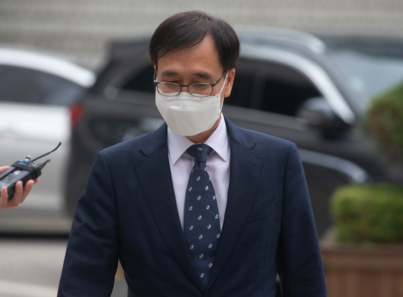 한동훈 검사장을 독직폭행한 혐의로 재판에 넘겨진 정진웅 울산지검 차장검사가 지난달 9일 오전 서울 서초구 서울중앙지법에서 열린 1심 결심 공판에 출석하고 있다. [연합]