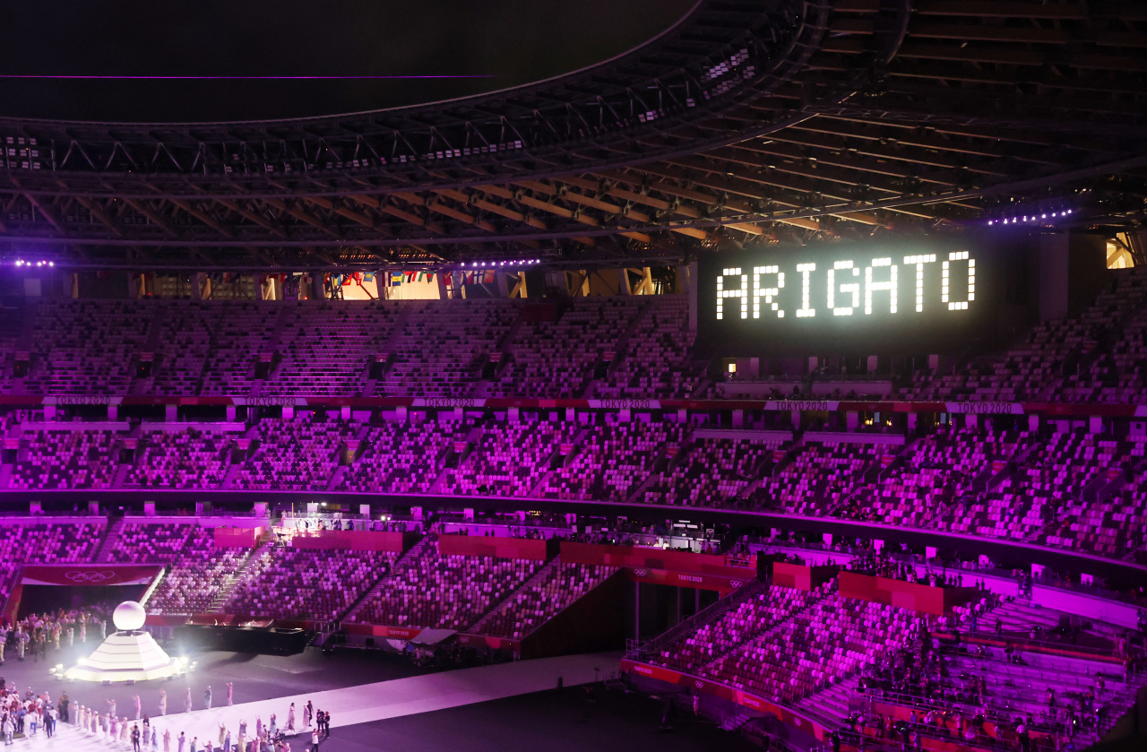 8일 도쿄 신주쿠 국립경기장에서 열린 2020 도쿄올림픽 폐회식이 끝난 후 전광판에 ‘아리가또’ 일본어가 표시돼 있다. 연합뉴스