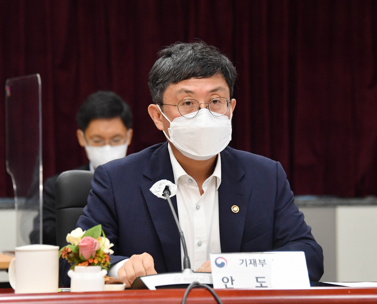 정부는 9일 대전도시철도 2호선 트램을 건설하고 세종·청주 간 고속도로는 짓는 등 대전·세종·충청 권역을 교통 요지로 만들겠다고 발표했다.안도걸 기획재정부 제2차관은 이날 충남도청을 방문하여 대전·세종·충청 지역 예산협의회를 개최하고 이같이 밝혔다. [기획재정부 제공]