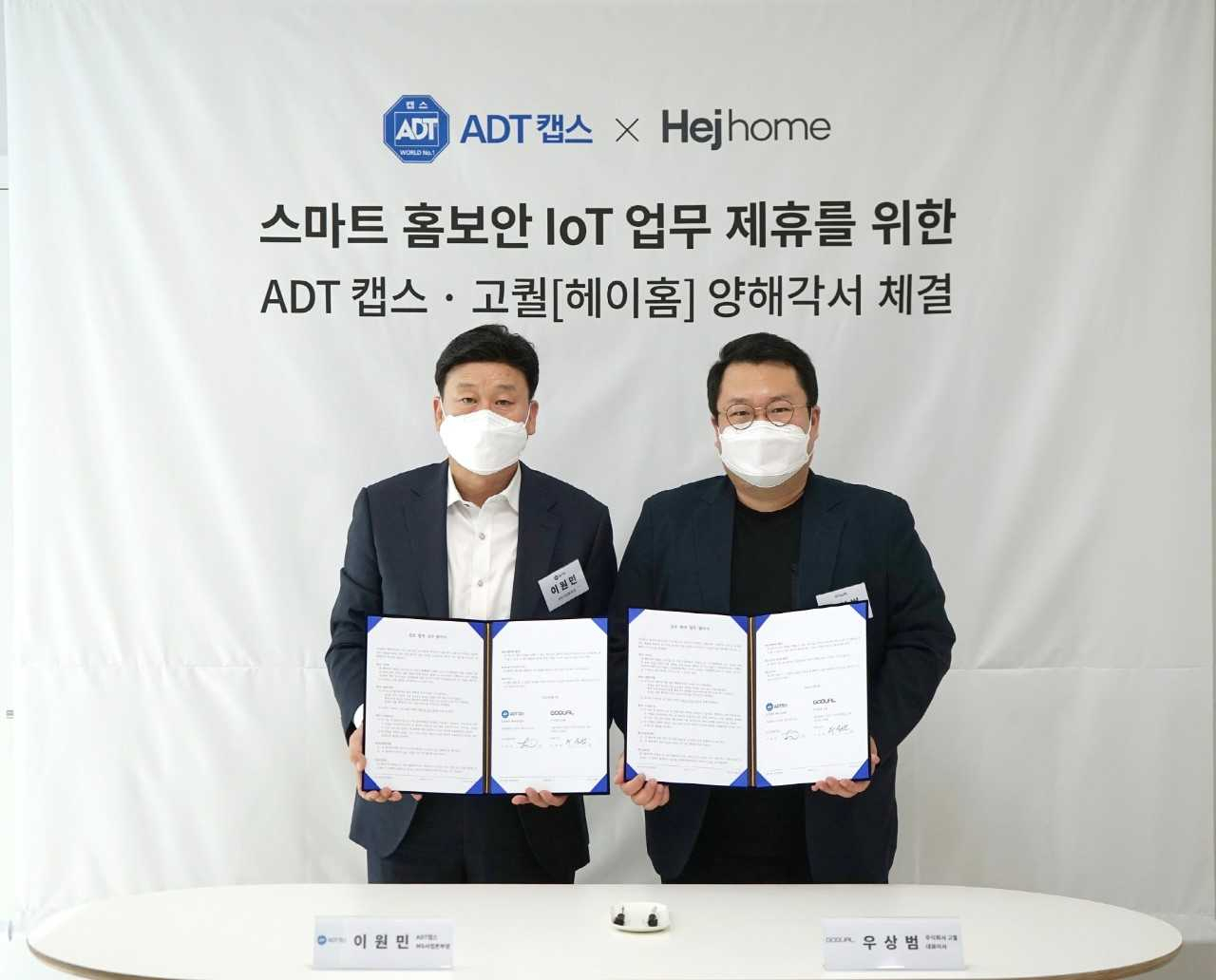 (왼쪽부터)이원민 ADT캡스 MS사업본부장과 우상범 고퀄 대표가 지난 6일 포괄적 사업협력을 위한 업무협약을 체결하고 기념촬영을 하고 있다.[ADT캡스 제공]