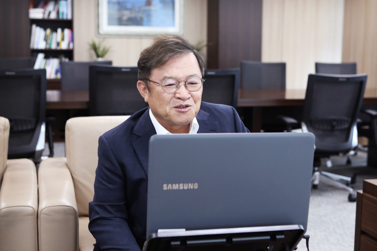 문동준 금호석유화학 사장이 메타버스를 이용해 신입사원과 교류하고 있다. [금호석유화학 제공]