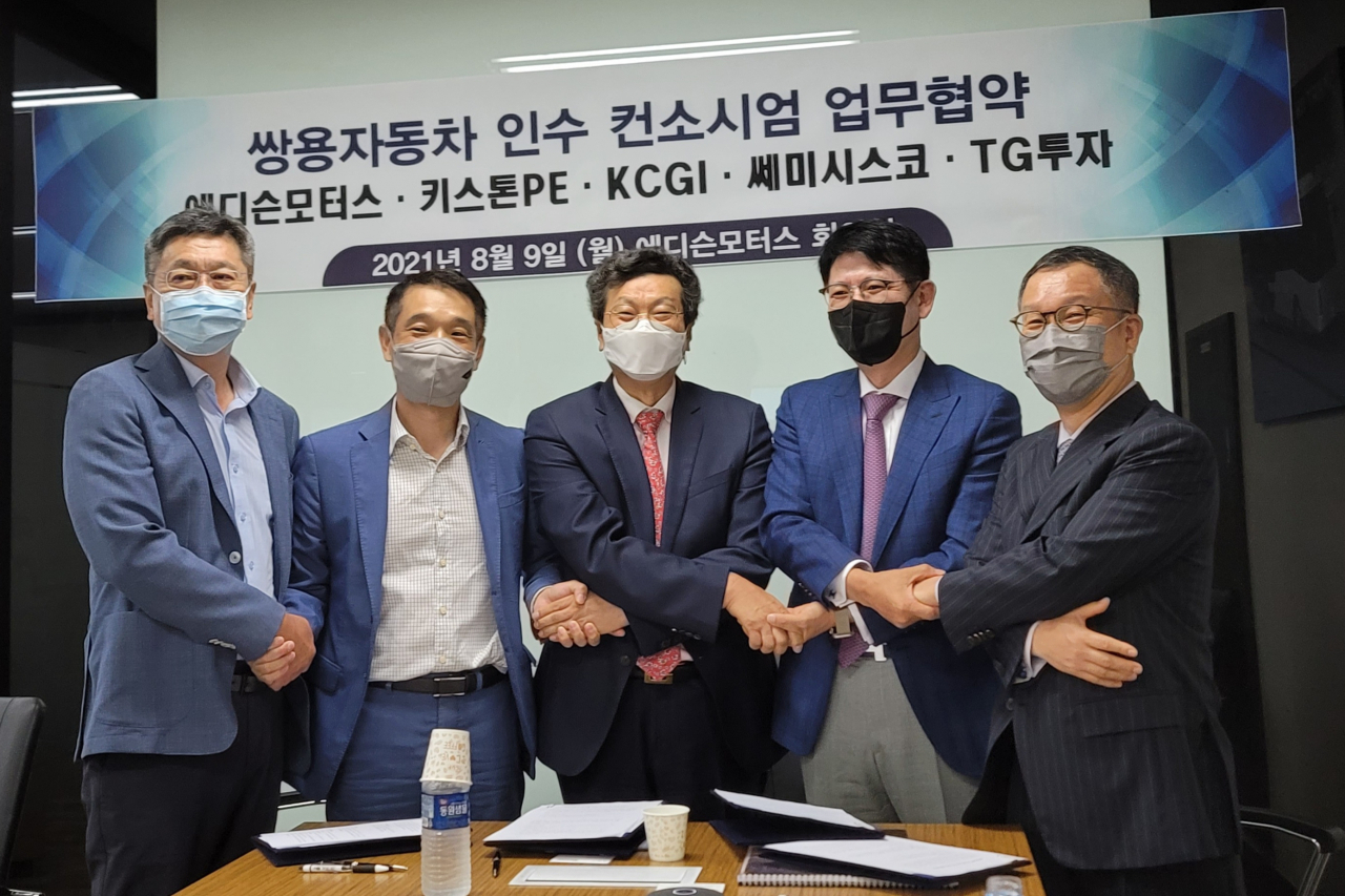 9일 오전 서울 영등포구 에디슨모터스 회의실에서 강영권 에디슨모터스 회장(왼쪽에서 세번째), 강성부 KCGI 대표(왼쪽 네번째), 마영민 키스톤PE 대표(왼쪽 두번째) 등이 쌍용자동차 인수를 위한 컨소시엄 구성 업무협약(MOU)을 맺었다. 이세진 기자/jinlee@heraldcorp.com